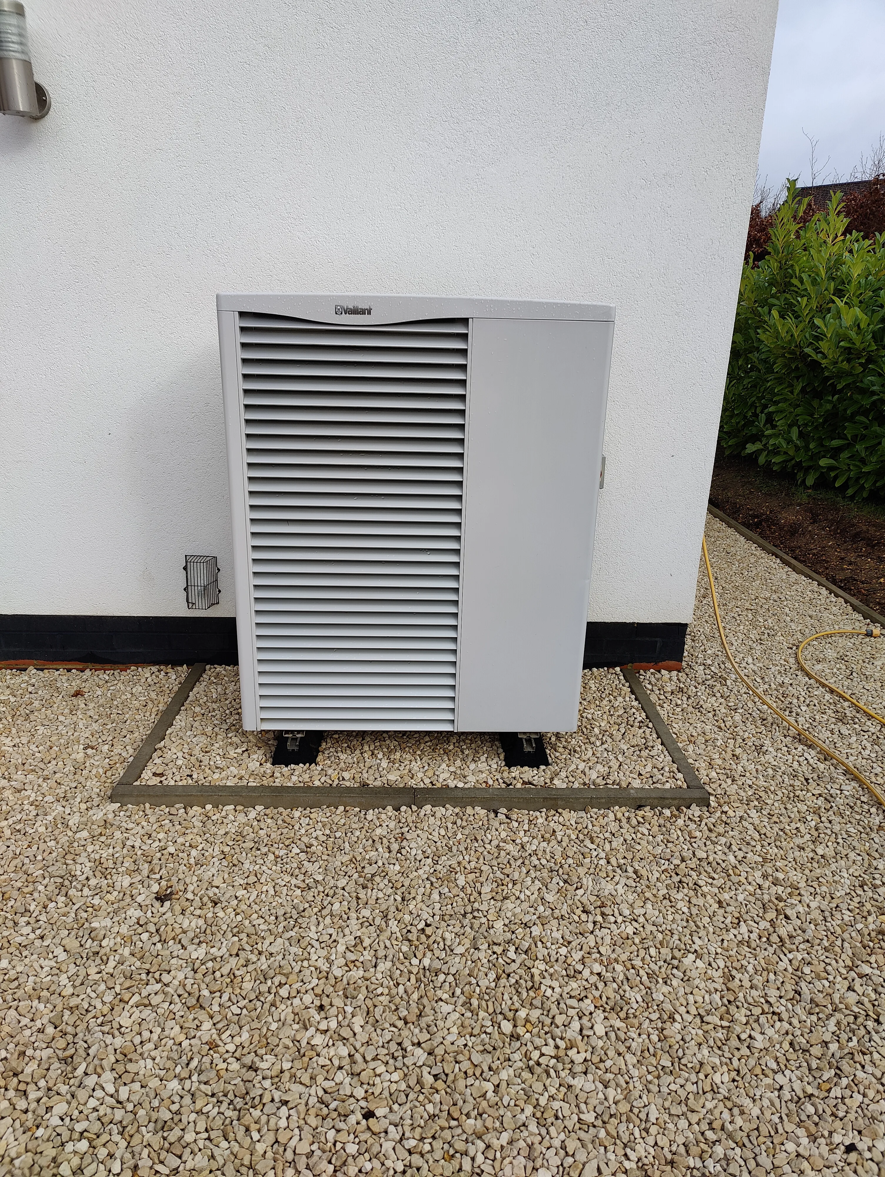 Outdoor heat pump installation for energy-efficient heating solutions
